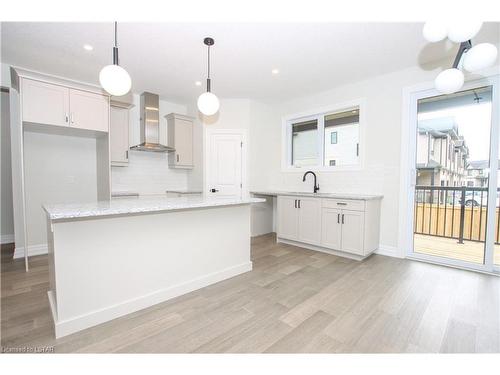 530 Regent Street, Mount Brydges, ON - Indoor Photo Showing Kitchen With Upgraded Kitchen