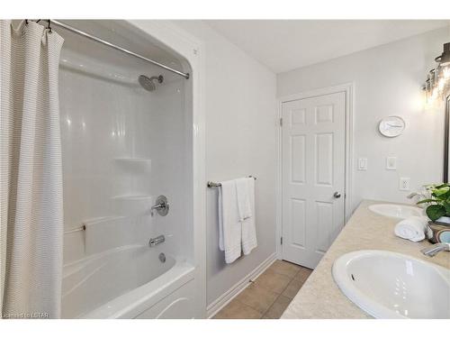 1447 Kirkpatrick Way, London, ON - Indoor Photo Showing Bathroom