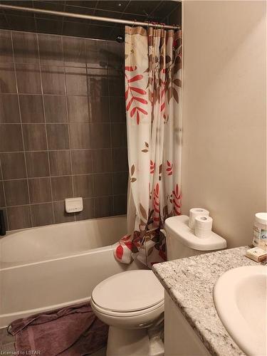 632 Mcgill Lane, Woodstock, ON - Indoor Photo Showing Bathroom