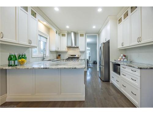 136 Woodholme Close, London, ON - Indoor Photo Showing Kitchen With Upgraded Kitchen