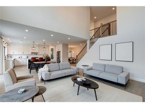 7160 Silver Creek Circle, London, ON - Indoor Photo Showing Living Room