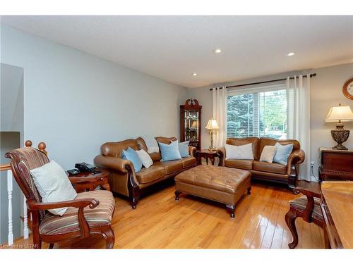 105 Dufferin Street, Belmont, ON - Indoor Photo Showing Living Room