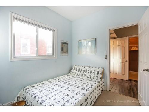 15 Rogers Avenue, London, ON - Indoor Photo Showing Bedroom