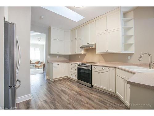 15 Rogers Avenue, London, ON - Indoor Photo Showing Kitchen