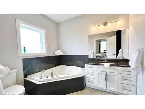 6656 Richmond Road, Aylmer, ON - Indoor Photo Showing Bathroom