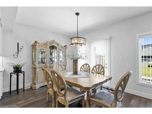 84 Thames Springs Crescent, Thamesford, ON - Indoor Photo Showing Dining Room