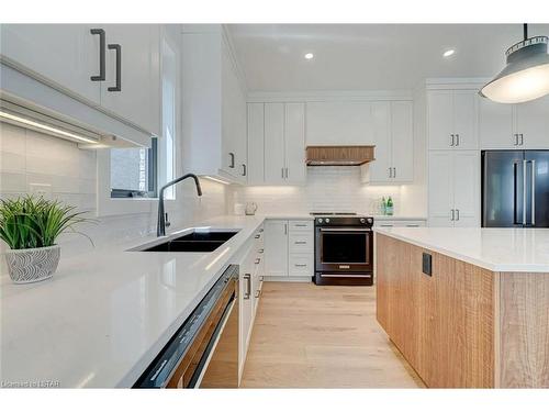Lot 23 Linkway Boulevard, London, ON - Indoor Photo Showing Kitchen With Double Sink With Upgraded Kitchen