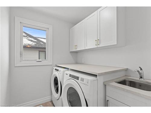 16-1061 Eagletrace Drive, London, ON - Indoor Photo Showing Laundry Room