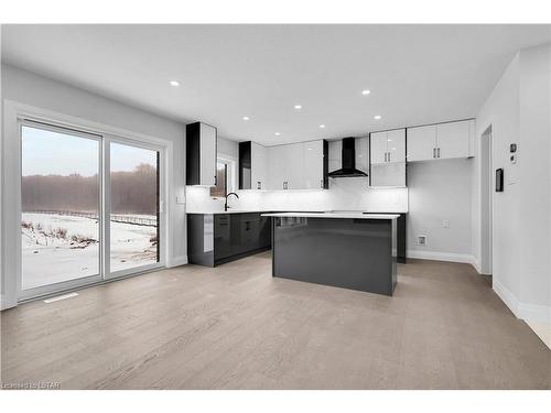 811 Darnley Boulevard, London, ON - Indoor Photo Showing Kitchen With Upgraded Kitchen
