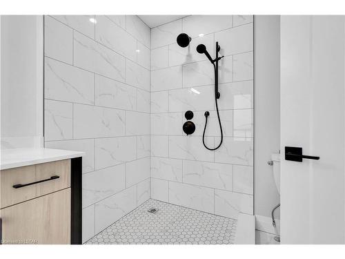 811 Darnley Boulevard, London, ON - Indoor Photo Showing Bathroom