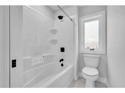 811 Darnley Boulevard, London, ON - Indoor Photo Showing Bathroom