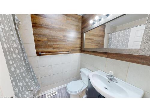 687 Sevilla Park Place, London, ON - Indoor Photo Showing Bathroom