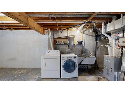 687 Sevilla Park Place, London, ON - Indoor Photo Showing Laundry Room