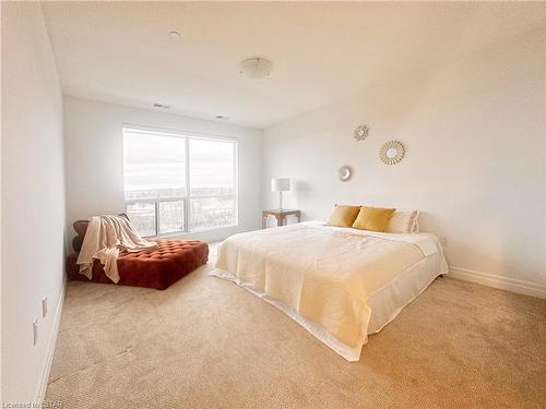 813-460 Callaway Road, London, ON - Indoor Photo Showing Bedroom