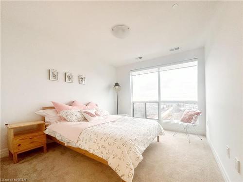 813-460 Callaway Road, London, ON - Indoor Photo Showing Bedroom