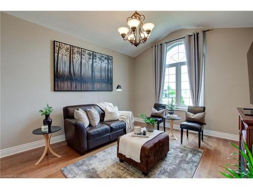 37 Oliver Crescent, Thamesford, ON - Indoor Photo Showing Living Room