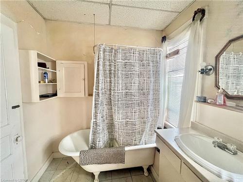 21 Beaconsfield Avenue, London, ON - Indoor Photo Showing Bathroom
