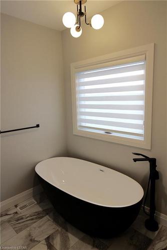 30 Evening Dr Drive, Chatham-Kent, ON - Indoor Photo Showing Bathroom