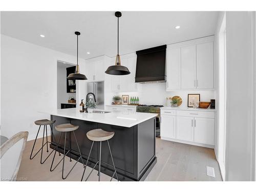 1918 Fountain Grass Drive, London, ON - Indoor Photo Showing Kitchen With Upgraded Kitchen