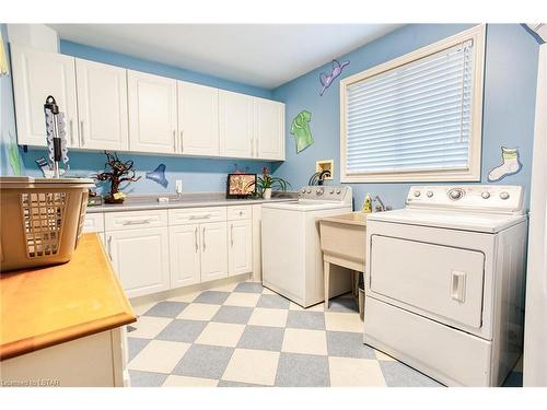 33380 Queen Street, Ailsa Craig, ON - Indoor Photo Showing Laundry Room