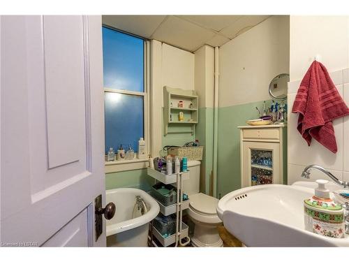 17 Thornton Avenue, London, ON - Indoor Photo Showing Bathroom