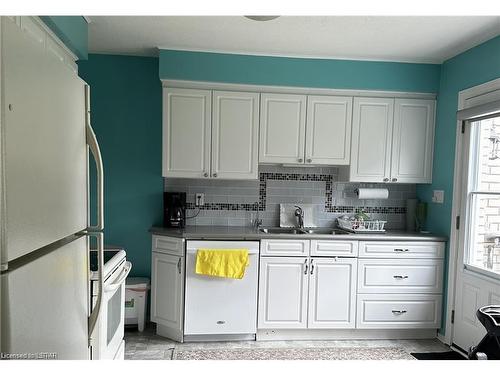 394 High Street, London, ON - Indoor Photo Showing Kitchen With Double Sink