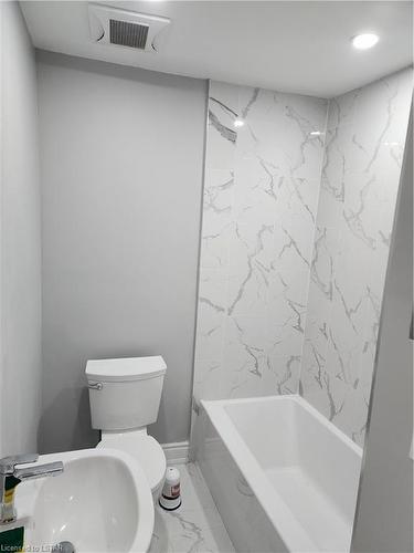 577 Dundas Street, Woodstock, ON - Indoor Photo Showing Bathroom