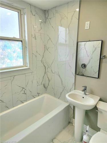 577 Dundas Street, Woodstock, ON - Indoor Photo Showing Bathroom