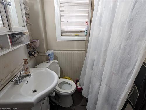 131 Sackville Street, London, ON - Indoor Photo Showing Bathroom