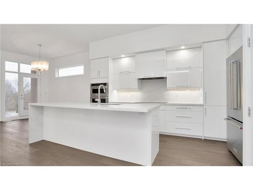 11-495 Oakridge Drive, London, ON - Indoor Photo Showing Kitchen With Upgraded Kitchen