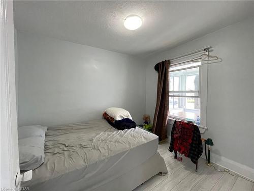271 Highbury Avenue, London, ON - Indoor Photo Showing Bedroom