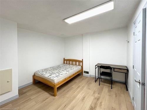 Lower-388 Grangeover Avenue, London, ON - Indoor Photo Showing Bedroom