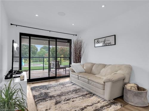 2252 Wateroak Drive, London, ON - Indoor Photo Showing Living Room