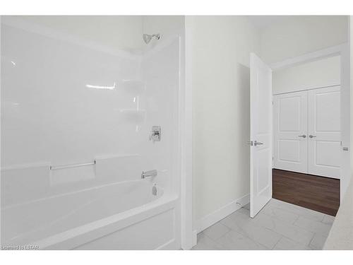 316 Stathis Boulevard, Sarnia, ON - Indoor Photo Showing Bathroom