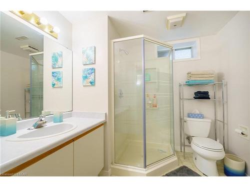118 Ashley Crescent, London, ON - Indoor Photo Showing Bathroom