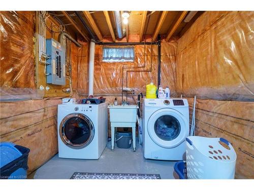 118 Ashley Crescent, London, ON - Indoor Photo Showing Laundry Room