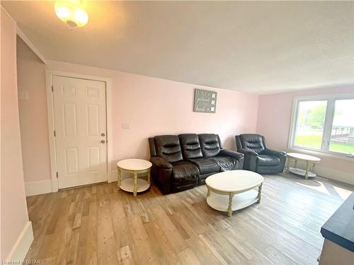 40 Shakespeare Street, Port Burwell, ON - Indoor Photo Showing Living Room