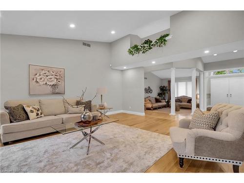 2025 Ashgrove Court, London, ON - Indoor Photo Showing Living Room