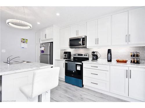25-61 Vienna Road, Tillsonburg, ON - Indoor Photo Showing Kitchen With Upgraded Kitchen
