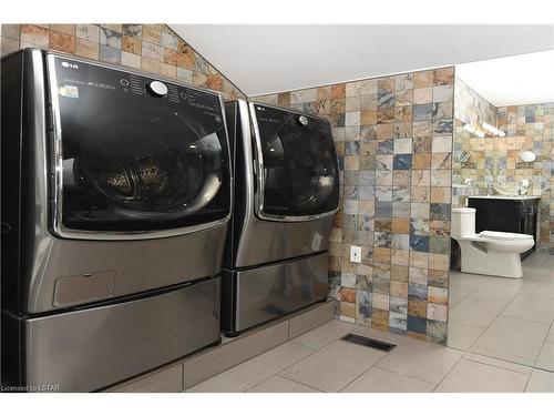 22 Mcintosh Court, London, ON - Indoor Photo Showing Laundry Room