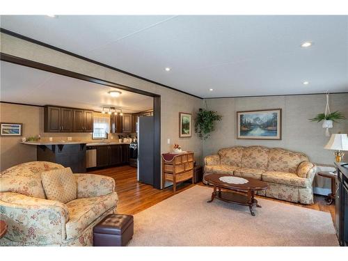 130-36501 Dashwood Road, Grand Bend, ON - Indoor Photo Showing Living Room