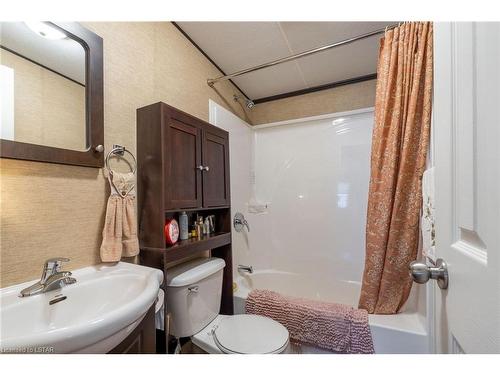 130-36501 Dashwood Road, Grand Bend, ON - Indoor Photo Showing Bathroom