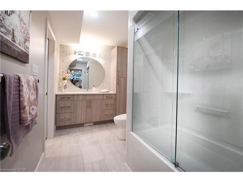 565 Leyton Crescent, London, ON - Indoor Photo Showing Bathroom