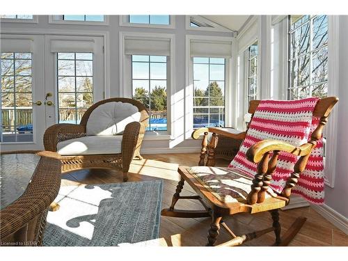 18 Winona Road, Komoka, ON - Indoor Photo Showing Living Room