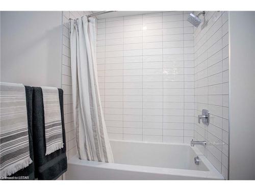 101-2700 Buroak Drive, London, ON - Indoor Photo Showing Bathroom