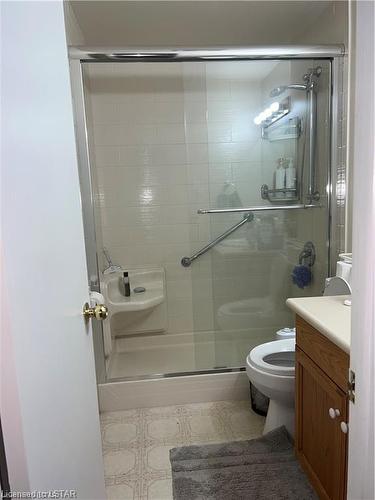 44 Homestead Crescent, London, ON - Indoor Photo Showing Bathroom