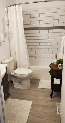 27 Robin Street, Ailsa Craig, ON - Indoor Photo Showing Bathroom