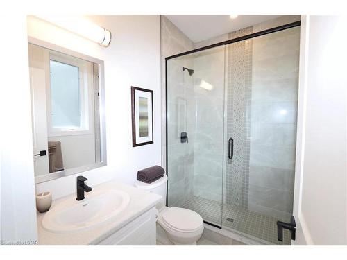 67 Julie Crescent, London, ON - Indoor Photo Showing Bathroom