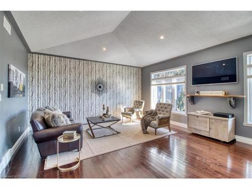 7242 Grande River Line, Chatham, ON - Indoor Photo Showing Living Room