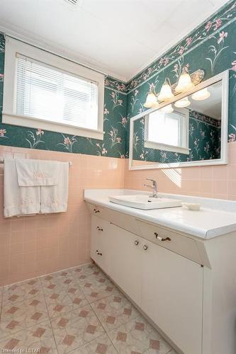 121 Forest Avenue, St. Thomas, ON - Indoor Photo Showing Bathroom